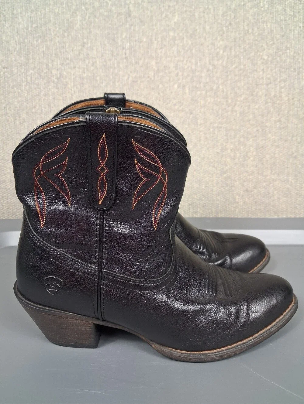 Ariat Darlin Short Western Ankle Boots Size 8B Black Almond Toe Side Zip Cowgirl